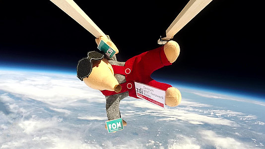 Max, das Maskottchen der Bildungsinitiative KidsgoMINT beim Stratosphärenflug im Rahmen des MINT-Feriencamps (Foto: FOM)